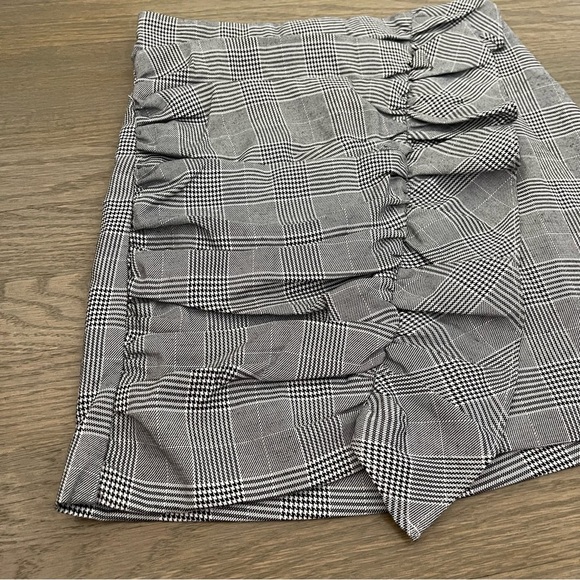 REVOLVE The Jetset Diaries TJD Black & White Ruffle Houndstooth Mini Skirt - Picture 4 of 9